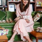Kareena Kapoor Instagram - Just Bling it on! 💁🏻‍♀️✨ My new collection with Fizzy Goblet is here just in time to make the festive season 🌟brighter🌟 Get your sparkle from the limited edition Kareena Kapoor Khan x @fizzygoblet on www.fizzygoblet.com (link in my bio) #partnercollaboration