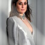 Kareena Kapoor Instagram - Hello from the other side... of the screen! 💁🏻‍♀️🩶