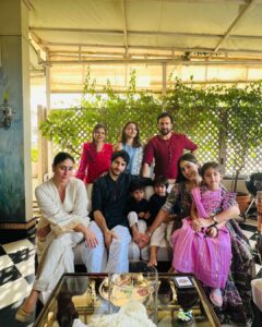 Kareena Kapoor Instagram - Family Ties❤️
@saraalikhan95 
@sakpataudi @______iak______ 
@sabapataudi