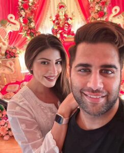 Karishma Kotak Instagram - Friends that pray together stay together #ganpatibappamorya @rajivadatia