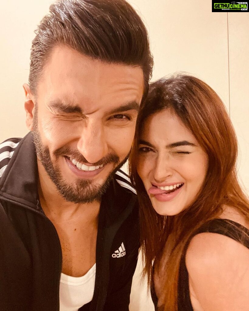Karishma Sharma Instagram - Shooting with @ranveersingh 🔥 Gonna be a blast 🤩 Stay tuned for something cool 😁