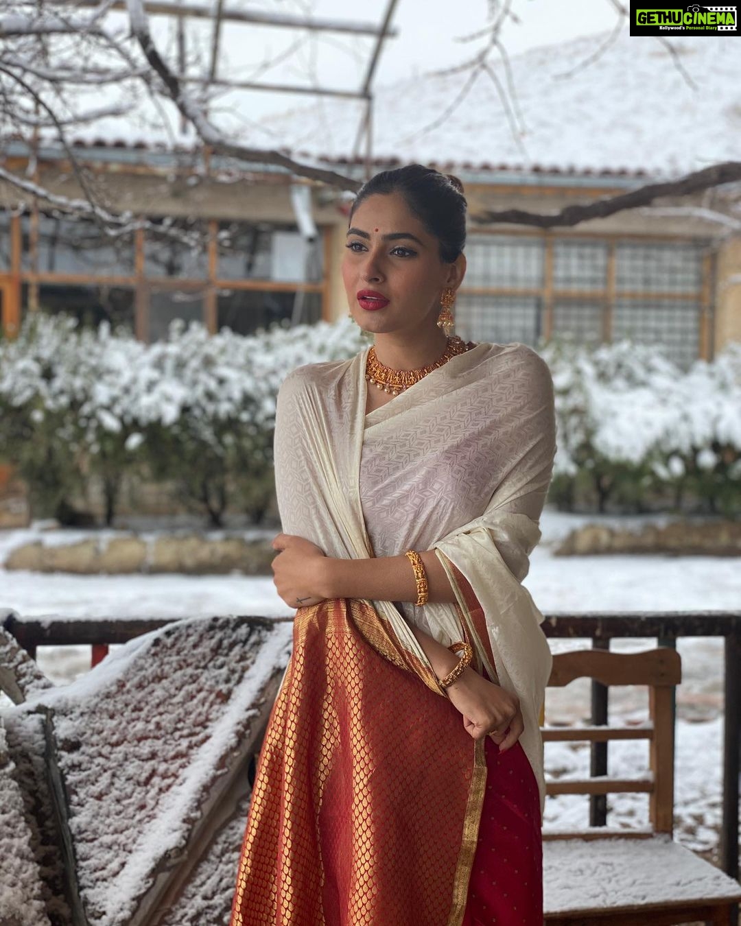 Karishma Sharma Instagram - Saree is not saree itβs a vibe and I love wearing them anywhere, was dying in the cold but was fun ππ΅βπ« Cappadocia Turkey