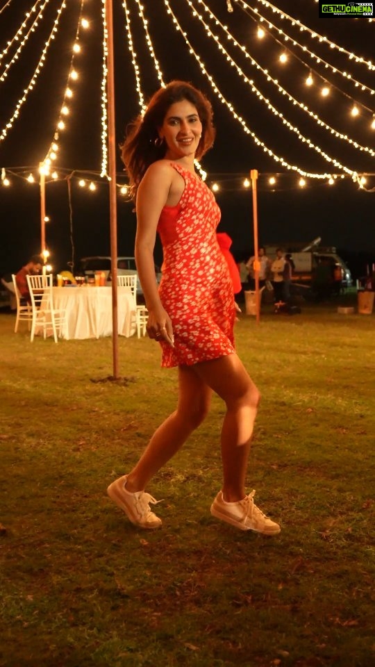 Karishma Sharma Instagram - Watch as @Karishmasharma22 nails the hookstep of #PehliBaarishMein leaving us mesmerized. ☔ Create your own reel for this beautiful love song and tag us!✨ Tune in now. #tseries #BhushanKumar @guruchoudhary @jubin_nautiyal @rochakkohli @ghuggss @gautidihatti @debosureshnair @videobrainsofficial