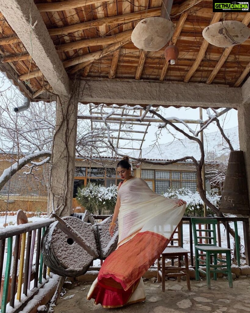 Karishma Sharma Instagram - Saree is not saree it’s a vibe and I love wearing them anywhere, was dying in the cold but was fun 😂😵‍💫 Cappadocia Turkey