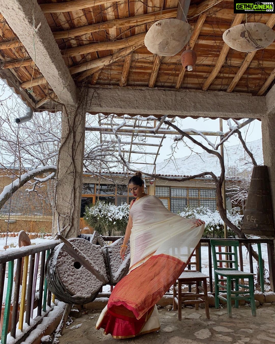 Karishma Sharma Instagram - Saree is not saree itβs a vibe and I love wearing them anywhere, was dying in the cold but was fun ππ΅βπ« Cappadocia Turkey