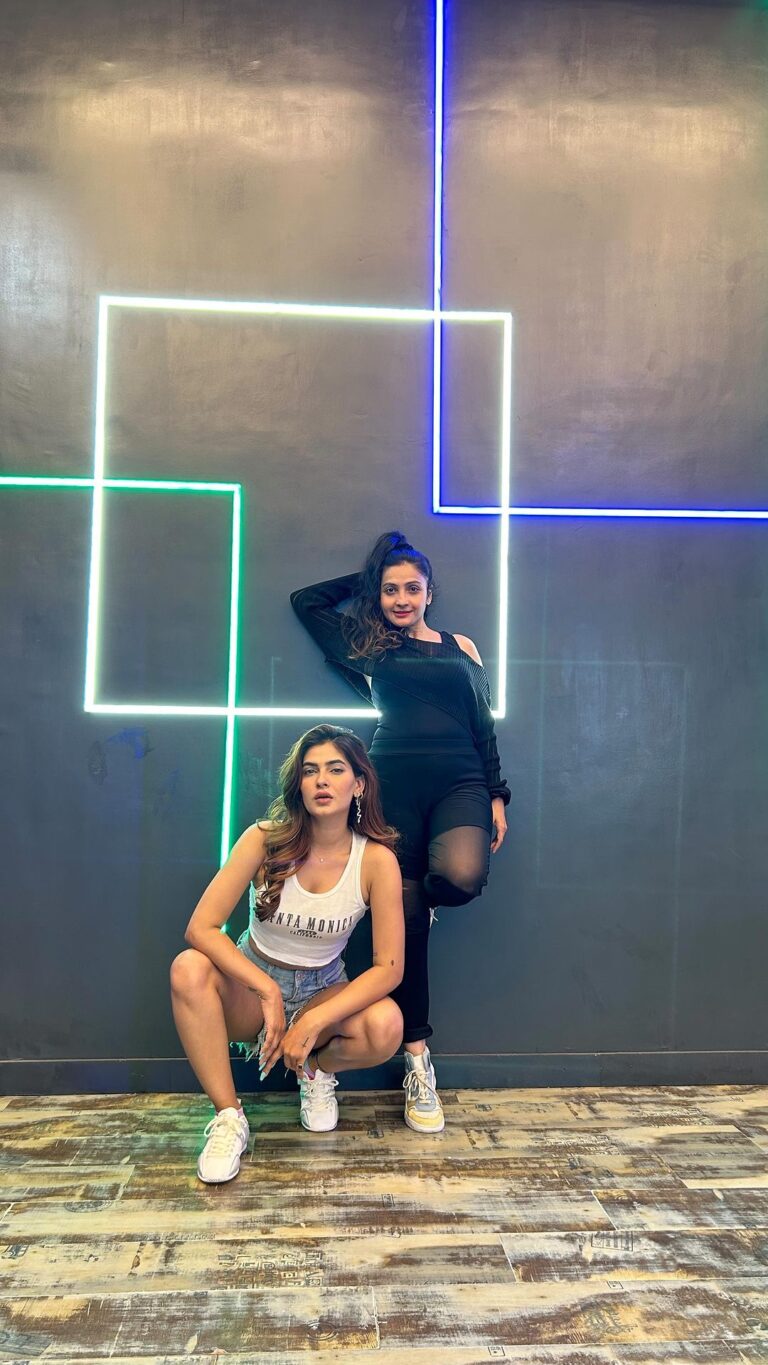 Karishma Sharma Instagram - Hey guys, today I unlocked a fear of mine. I love dancing at weddings, Sangeets and clubs but steps would scare me but now started a new journey of learning in professionally. Had a blast,I feel dancing is all about being in the moment and Enjoying it ❤️🫶🏻