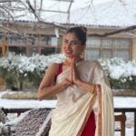 Karishma Sharma Instagram - Saree is not saree it’s a vibe and I love wearing them anywhere, was dying in the cold but was fun 😂😵‍💫 Cappadocia Turkey