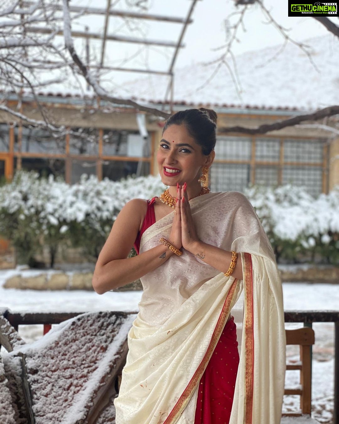 Karishma Sharma Instagram - Saree is not saree itβs a vibe and I love wearing them anywhere, was dying in the cold but was fun ππ΅βπ« Cappadocia Turkey