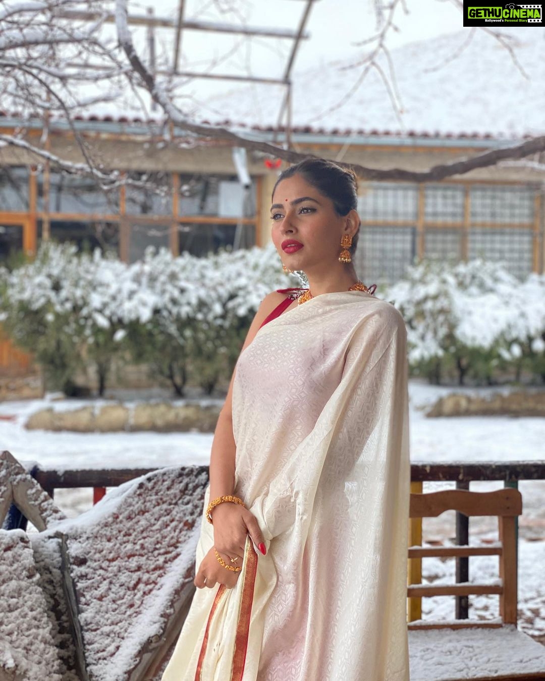 Karishma Sharma Instagram - Saree is not saree itβs a vibe and I love wearing them anywhere, was dying in the cold but was fun ππ΅βπ« Cappadocia Turkey