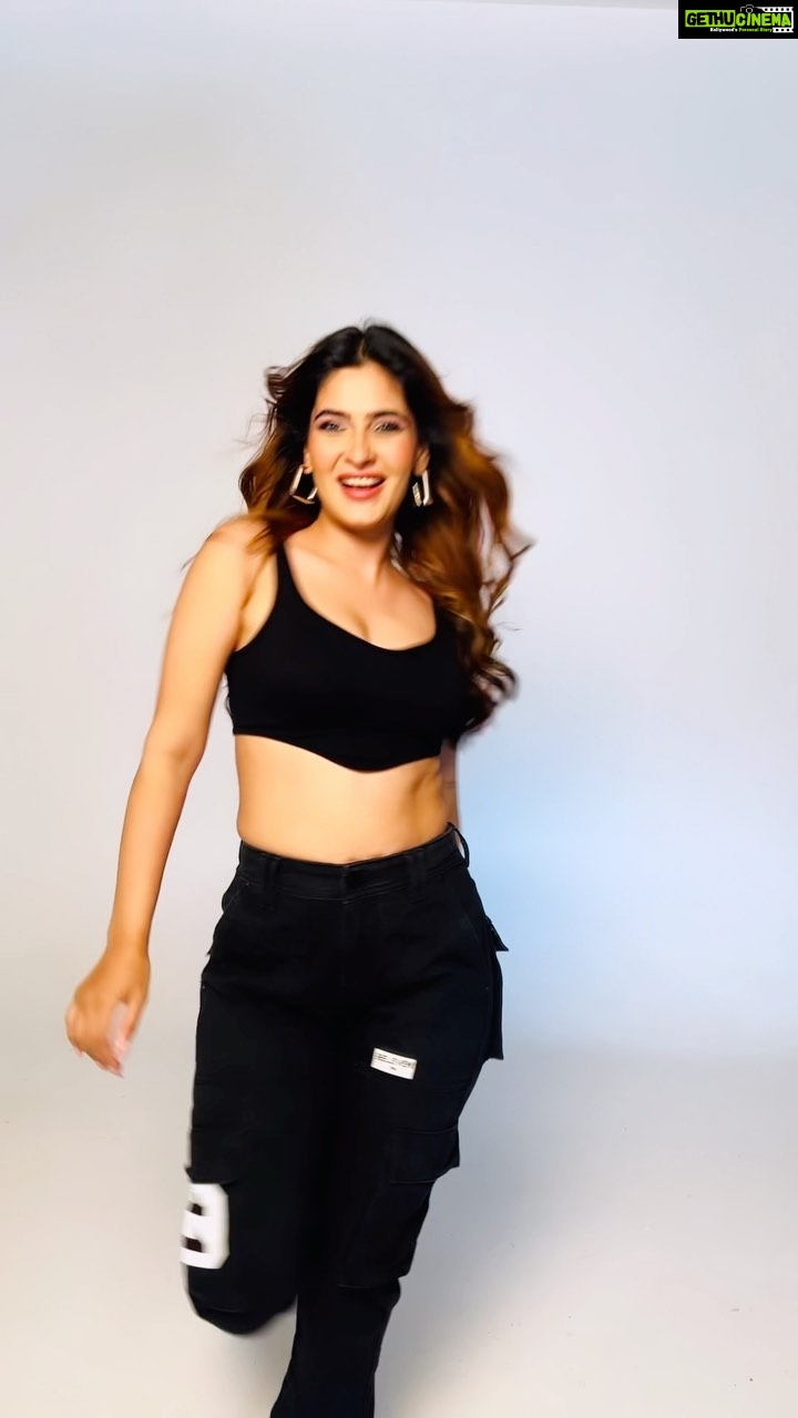 Karishma Sharma Instagram - Main toh #challeya teri aur @iamsrk Uff everyone’s first love 🥹🥰 #Jawan for life #srk . . . #trendingreels #bollywood #love #sharukkhan