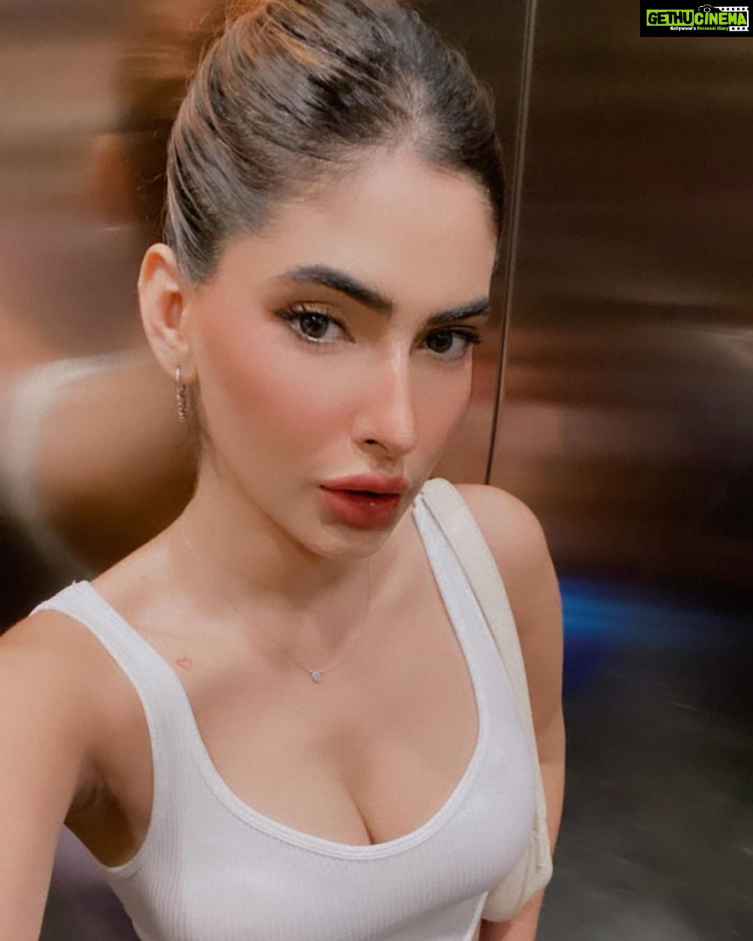 Karishma Sharma Instagram - Random photos I clicked the other day after trying on some new kinda makeup haha ππ«Άπ»