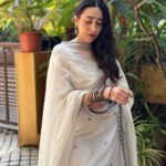 Karisma Kapoor Instagram - Love bangles,bindis & festivities 🙏🏼🌺🤍✨ #family #ganeshchaturthi #shotoniphone15pro