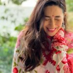 Karisma Kapoor Instagram - Happy Independence Day 🙏🏼🌸🇮🇳