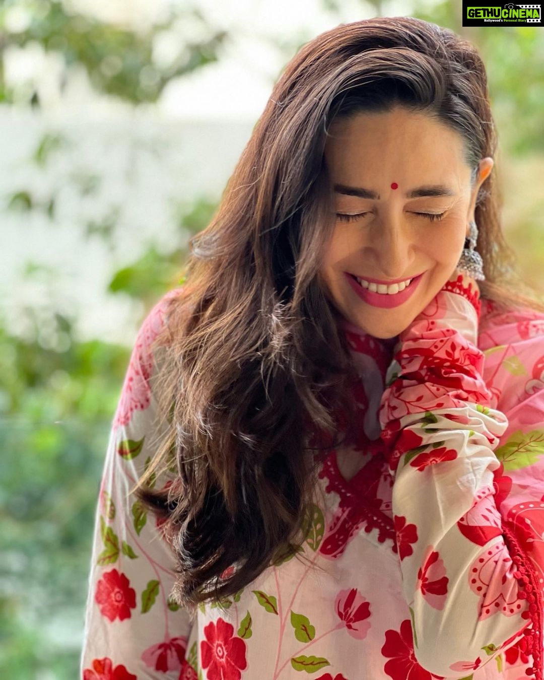 Karisma Kapoor Instagram - Happy Independence Day 🙏🏼🌸🇮🇳