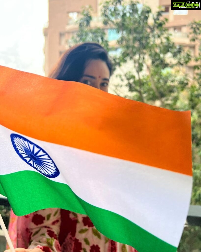 Karisma Kapoor Instagram - Happy Independence Day 🙏🏼🌸🇮🇳