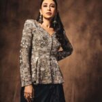 Karisma Kapoor Instagram - Between light and shadows 🖤✨ #ibd