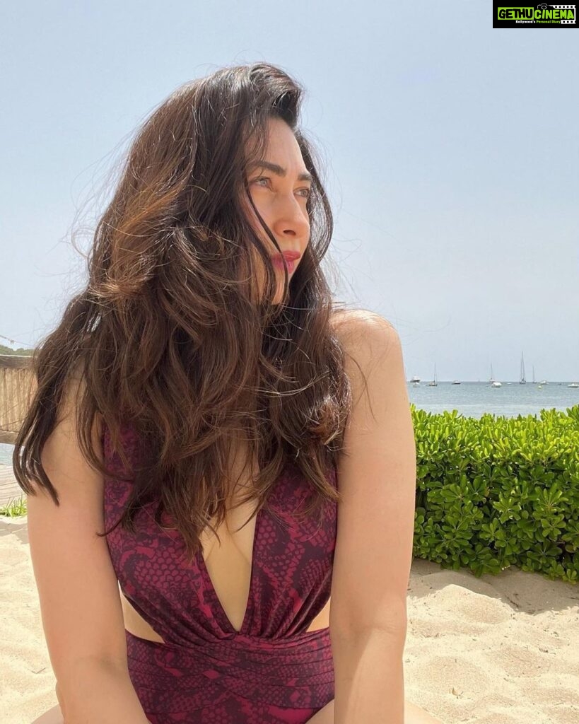 Karisma Kapoor Instagram - Beach Therapy 🌴⛱️☀️⚓️ #sunsandsea