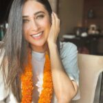 Karisma Kapoor Instagram - Serenade ? More like self love 🤍 #mondaymantra