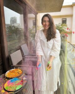 Karisma Kapoor Instagram - How it started and how it’s going 🌈
Happy Holi ❤️

#holifestival #loveandlight