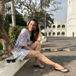 Karisma Kapoor Instagram - Soaking in the last of the winter sun ☀️🦄💜 #vitamind #shootlife New Delhi