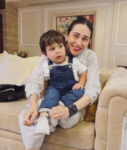 Karisma Kapoor Instagram - All tied up #herecomes2 🎂🎈🍫🍭🎉

Happy birthday to my J baba love you mostest ❤️🤗❤️🤗

#happybirthday #nephewlove #familyfirst