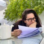 Karisma Kapoor Instagram – Instagram Vs Reality 
#backtowork #tuesdayfeels #shootlife