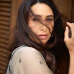 Karisma Kapoor Instagram - Lookin at you 🩶
