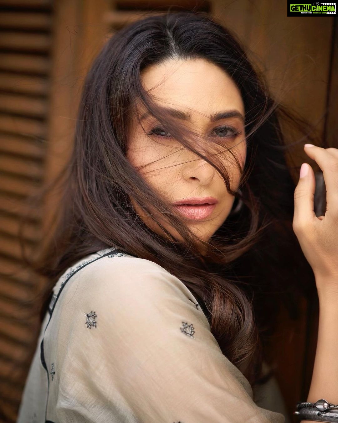 Karisma Kapoor Instagram - Lookin at you 🩶
