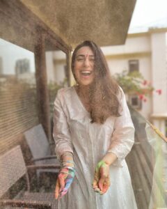 Karisma Kapoor Instagram - How it started and how it’s going 🌈
Happy Holi ❤️

#holifestival #loveandlight