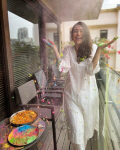 Karisma Kapoor Instagram - How it started and how it’s going 🌈
Happy Holi ❤️

#holifestival #loveandlight