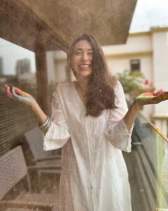 Karisma Kapoor Instagram - How it started and how it’s going 🌈
Happy Holi ❤️

#holifestival #loveandlight