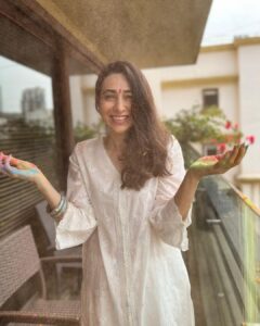 Karisma Kapoor Instagram - How it started and how it’s going 🌈
Happy Holi ❤️

#holifestival #loveandlight