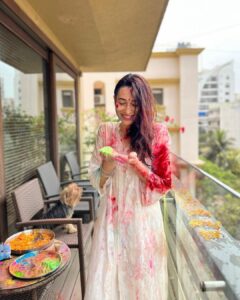 Karisma Kapoor Instagram - How it started and how it’s going 🌈
Happy Holi ❤️

#holifestival #loveandlight