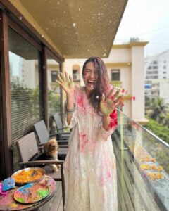 Karisma Kapoor Instagram - How it started and how it’s going 🌈
Happy Holi ❤️

#holifestival #loveandlight
