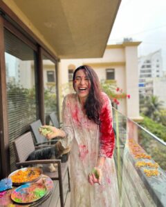 Karisma Kapoor Instagram - How it started and how it’s going 🌈
Happy Holi ❤️

#holifestival #loveandlight