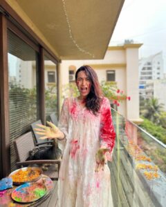 Karisma Kapoor Instagram - How it started and how it’s going 🌈
Happy Holi ❤️

#holifestival #loveandlight