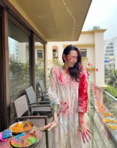 Karisma Kapoor Instagram - How it started and how it’s going 🌈 Happy Holi ❤️ #holifestival #loveandlight