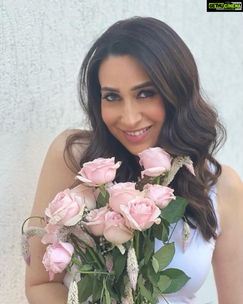 Karisma Kapoor Instagram - Say it with Flowers 🌸 #sunday #iykyk