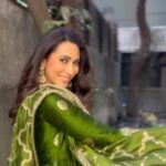 Karisma Kapoor Instagram – Traditional spice and all things nice 🌶️🌺✨💚

#feels