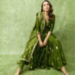 Karisma Kapoor Instagram – Pickle green today 🫒🌶️

For @punitbalanaofficial @punit.balana 
@perniaspopupshop

HmU – @makeupbypompy @ashisbogi 
Jewellery – @jet_gems 
Pics – @kadamajay 
Managed – @nasrindsouza
