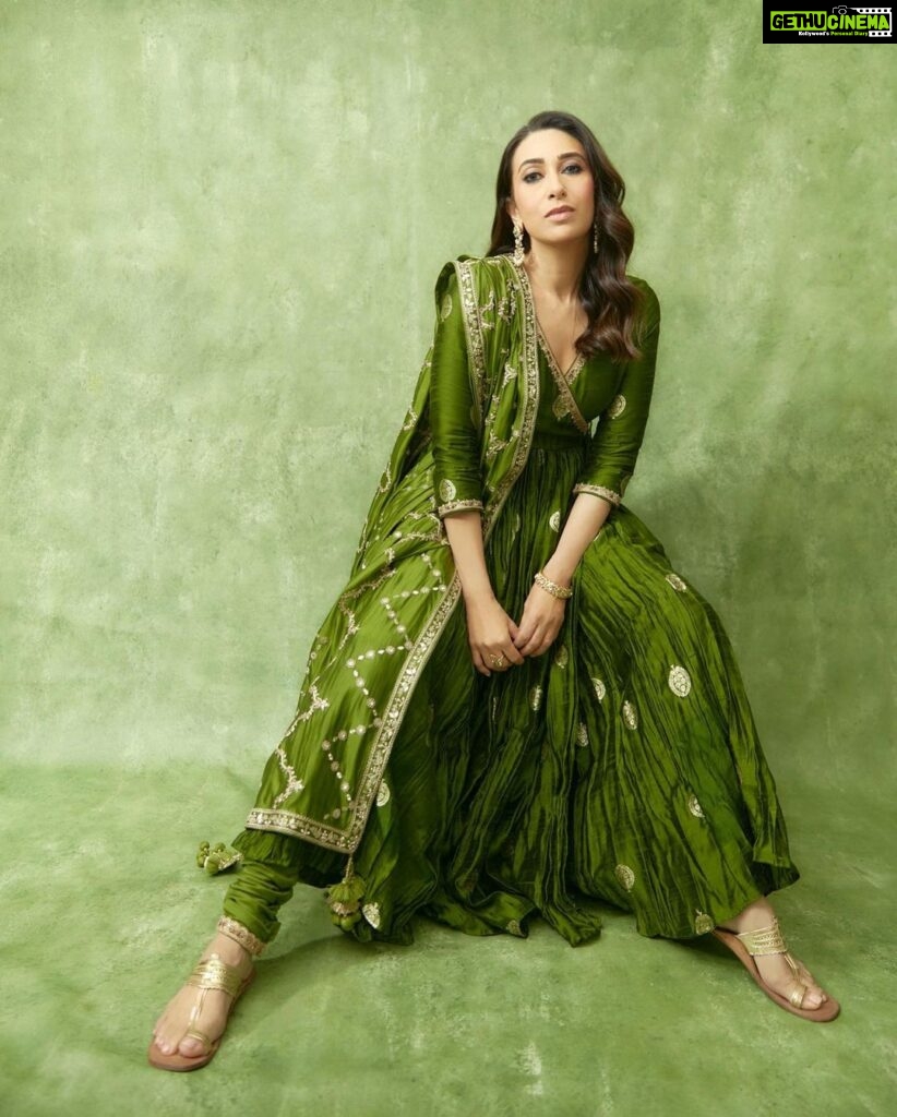 Karisma Kapoor Instagram - Pickle green today 🫒🌶️ For @punitbalanaofficial @punit.balana @perniaspopupshop HmU - @makeupbypompy @ashisbogi Jewellery - @jet_gems Pics - @kadamajay Managed - @nasrindsouza