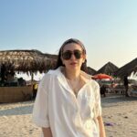 Karisma Kapoor Instagram - Following the sun,wherever it leads ☀️🏝️💛 #goldenhour #sunset #newyear2023
