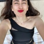 Karisma Kapoor Instagram - Trust the magic of new beginnings 🪄🔮🖤💋 Happy New Year everyone 💫 #2023 #happynewyear #joyoflittlethings