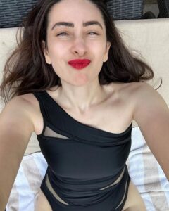 Karisma Kapoor Instagram - Trust the magic of new beginnings 🪄🔮🖤💋 Happy New Year everyone 💫 #2023 #happynewyear #joyoflittlethings