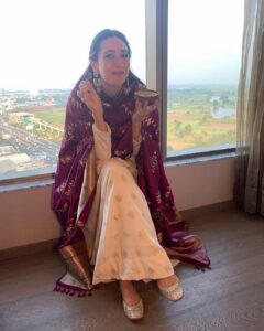Karisma Kapoor Instagram - Wearing Handloom & Eating Dessert! Best combo 💜 #nationalhandloomday
