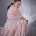 Karisma Kapoor Instagram - Looking back at 2022 🌸💫 Outfit - @anamikakhanna.in Jewellery - @amrapalijewels Styled by - @stylebyami HMU - @kritikagill Pics - @kadamajay Managed by - @nasrindsouza