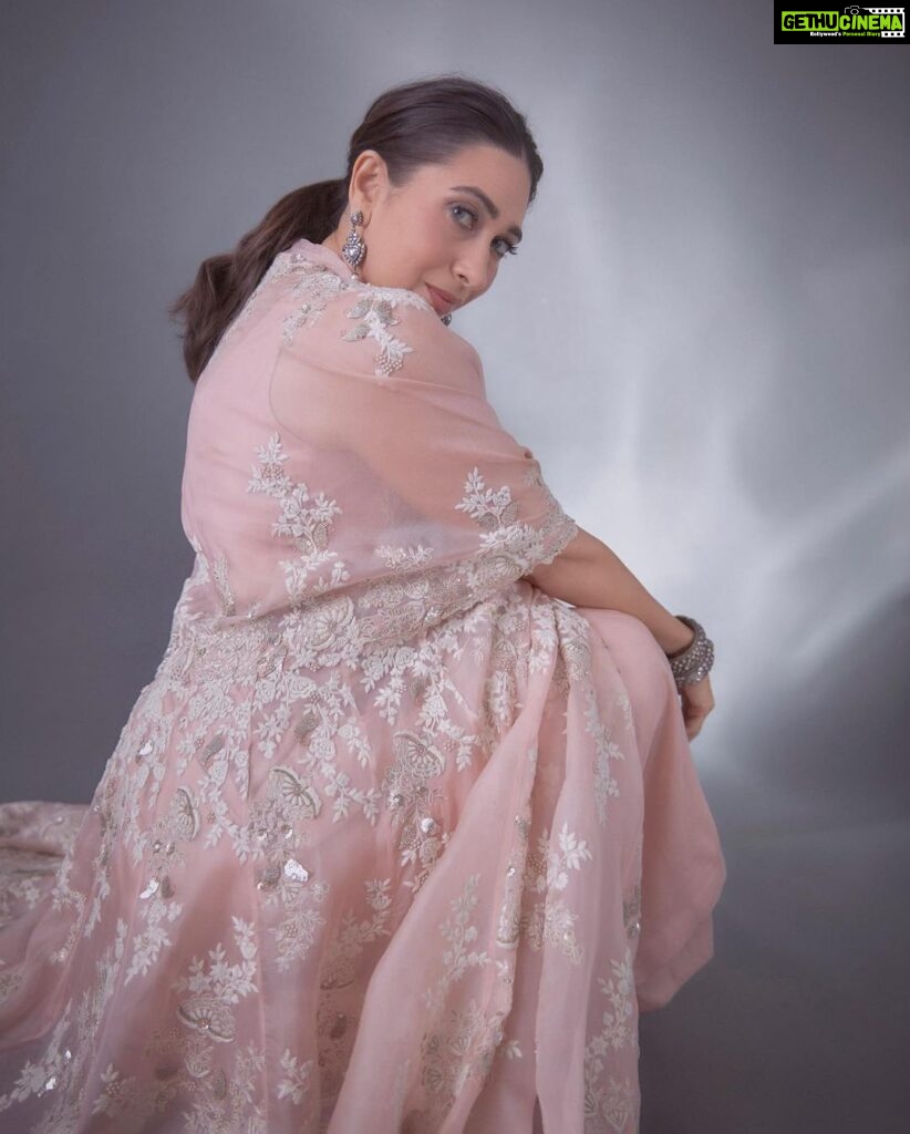 Karisma Kapoor Instagram - Looking back at 2022 🌸💫 Outfit - @anamikakhanna.in Jewellery - @amrapalijewels Styled by - @stylebyami HMU - @kritikagill Pics - @kadamajay Managed by - @nasrindsouza