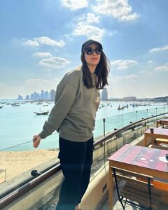 Karisma Kapoor Instagram - Nothing but positive vibes and blue skies ⛅️🦋💕 

#sundayfeels