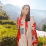Karisma Kapoor Instagram - मेरा दिल कही दूर पहाड़ों में खो गया..❤️ Outfit - @kshitijjalori Earrings- @radhikaagrawalstudio Ring- @zariinjewellery Styled by - @stylebyami MuH - @kritikagill Pics - @thetiltedlens Managed by - @nasrindsouza Rishikesh ऋषिकेश