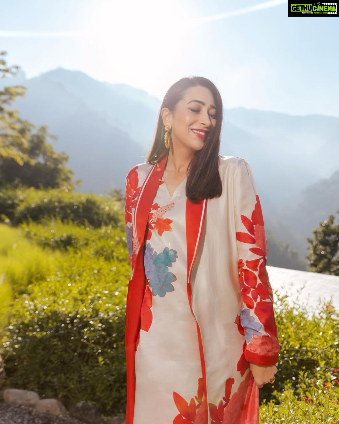 Karisma Kapoor Instagram - मेरा दिल कही दूर पहाड़ों में खो गया..❤️ Outfit - @kshitijjalori Earrings- @radhikaagrawalstudio Ring- @zariinjewellery Styled by - @stylebyami MuH - @kritikagill Pics - @thetiltedlens Managed by - @nasrindsouza Rishikesh ऋषिकेश